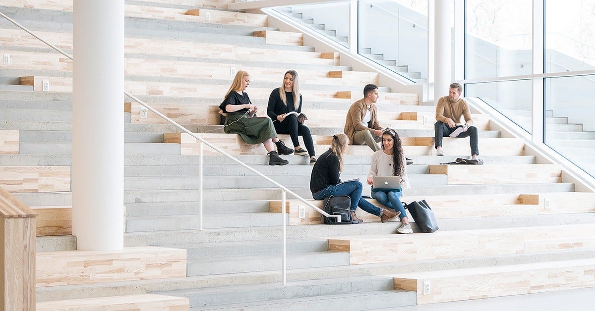 Studenter i en trappa