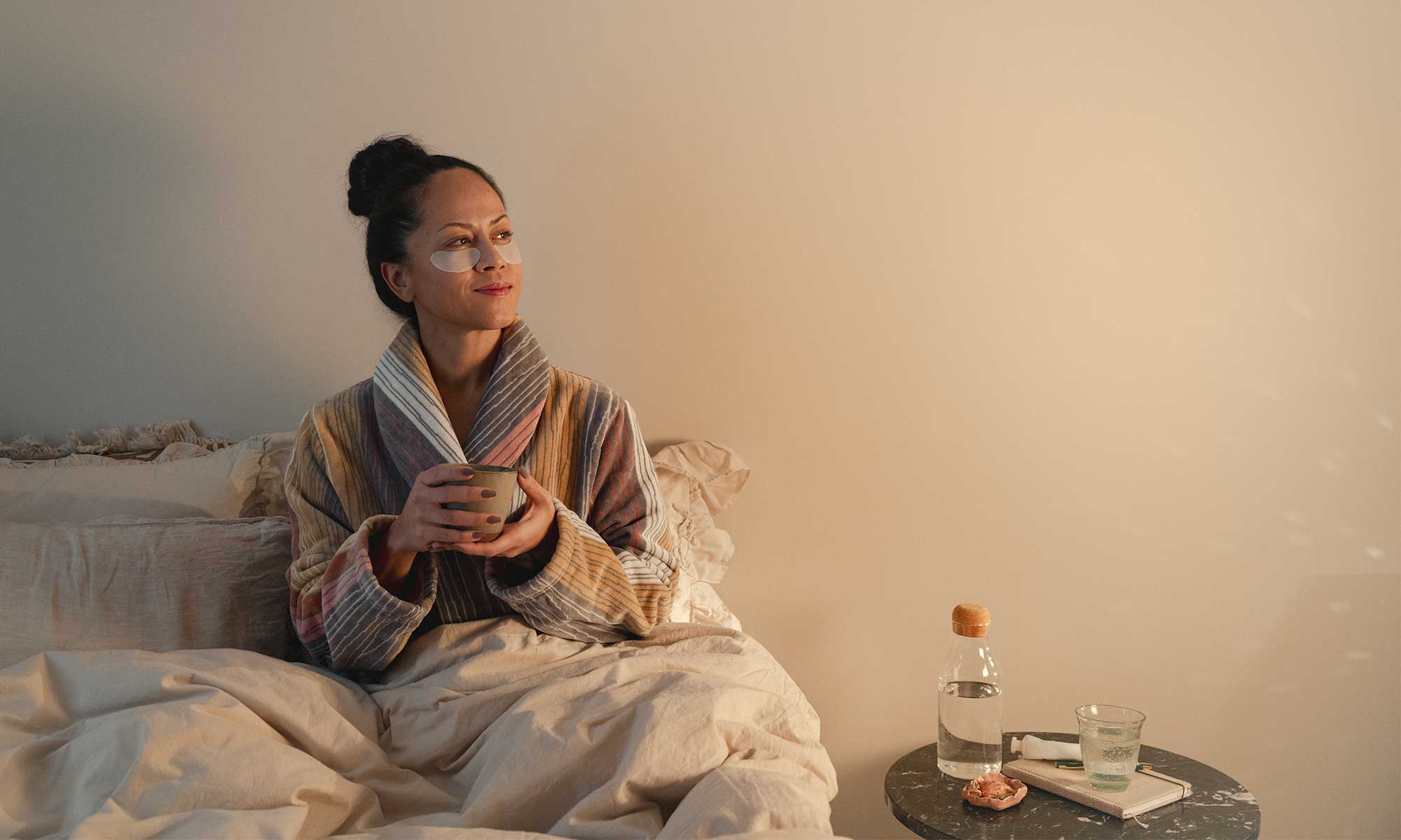 Kvinna med sovmask som vilar rofyllt